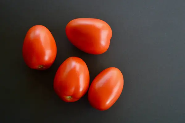 Tomates Roma Maduros Contra Fundo Simples — Fotografia de Stock