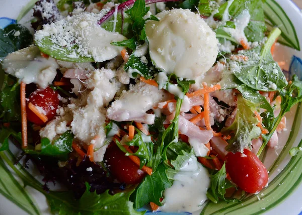 Ein Salat Cobb Stil Mit Huhn Schinken Und Bestreut Mit — Stockfoto