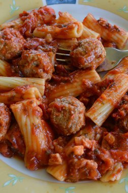 Rigatoni renkli bir tabakta servis edilir.