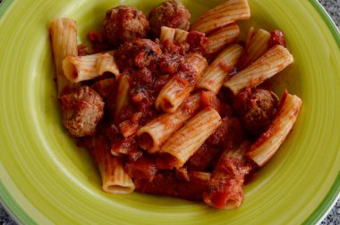 Rigatoni renkli bir tabakta servis edilir.