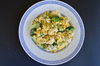 Ispanak ve ricotta tortellini yemeye hazır.