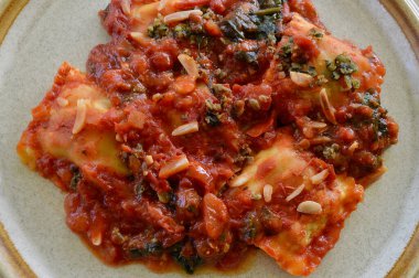 Tabakta kızarmış Akdeniz sebzeli ravioli.