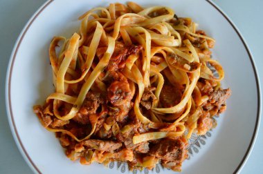 Stroganoff bifteği tabakta hazır.