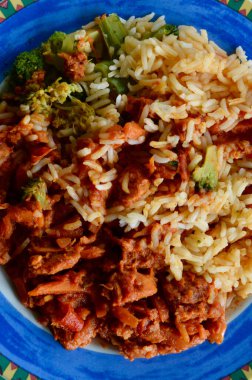 Basmati pilavlı ve brokolili Sriracha tavuğu.