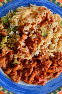 Basmati pilavlı ve brokolili Sriracha tavuğu.