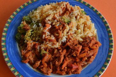 Basmati pilavlı ve brokolili Sriracha tavuğu.