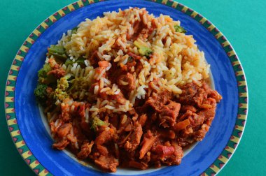 Basmati pilavlı ve brokolili Sriracha tavuğu.