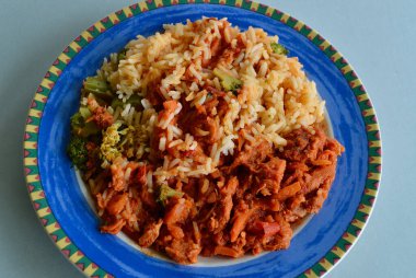 Basmati pilavlı ve brokolili Sriracha tavuğu.
