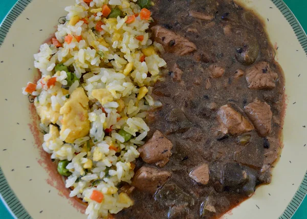 Black Bean Chicken Egg Fried Rice Vegetables — Stockfoto