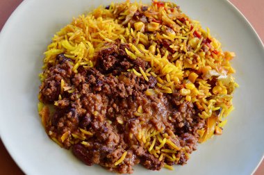 Baharatlı Meksika bifteği, pirinç ve karışık fasulye.