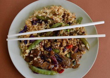 Sebzeli ve kimçili Asya usulü barbekü bifteği.