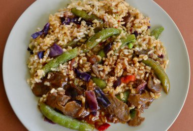 Sebzeli ve kimçili Asya usulü barbekü bifteği.