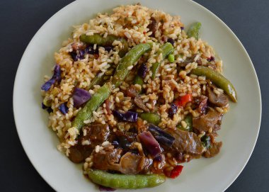 Sebzeli ve kimçili Asya usulü barbekü bifteği.