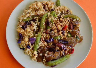 Sebzeli ve kimçili Asya usulü barbekü bifteği.