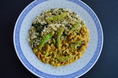 Sebzeli hindistan cevizi körisi ve esmer basmati pilavı.