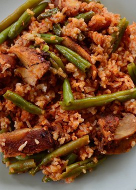 Portekiz Peri Peri tavuğu pilav ve yeşil fasulye.