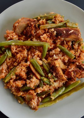 Portekiz Peri Peri tavuğu pilav ve yeşil fasulye.