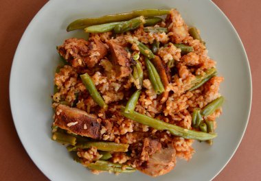 Portekiz Peri Peri tavuğu pilav ve yeşil fasulye.