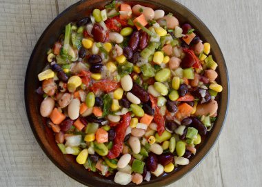 Limon soslu fasulye ve sebze karışımı.