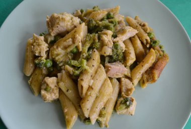Yeşil sebzeli tavuk pesto makarna.