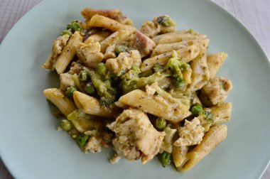 Yeşil sebzeli tavuk pesto makarna.