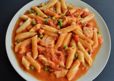 Domates soslu sebzeli tavuk makarna.