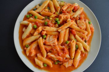 Domates soslu sebzeli tavuk makarna.