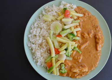 Sebzeli ve beyaz pirinçli Satay tavuğu