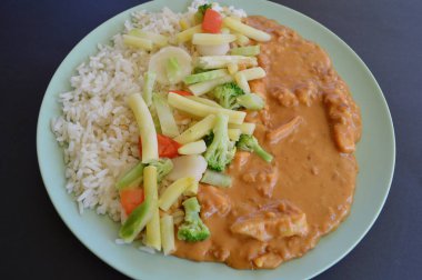 Sebzeli ve beyaz pirinçli Satay tavuğu