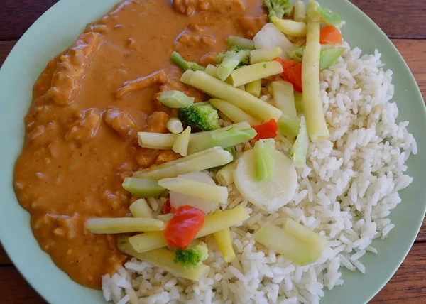 Satay Pollo Con Verduras Arroz Blanco — Foto de Stock