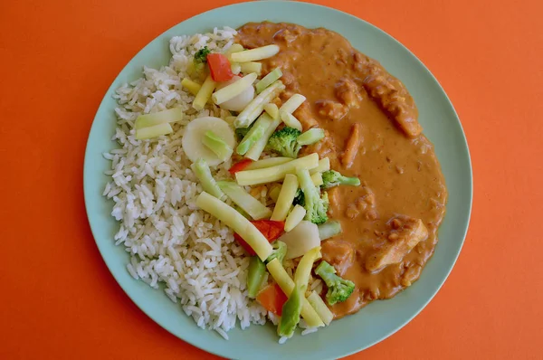 Satay Huhn Mit Gemüse Und Weißem Reis — Stockfoto