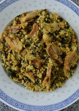 Ispanaklı ve hindistan cevizli pilavlı Satay tavuğu.