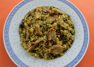 Ispanaklı ve hindistan cevizli pilavlı Satay tavuğu.