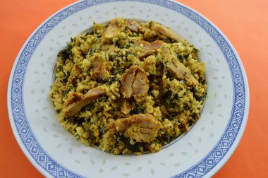 Ispanaklı ve hindistan cevizli pilavlı Satay tavuğu.