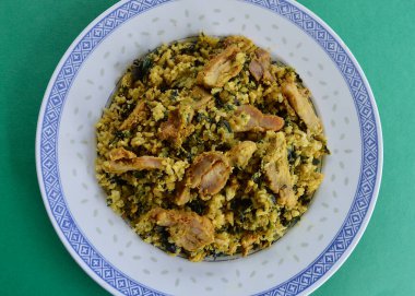 Ispanaklı ve hindistan cevizli pilavlı Satay tavuğu.