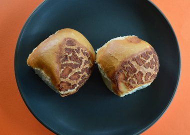 Taze pişmiş kaplan tabakta yuvarlanıyor.