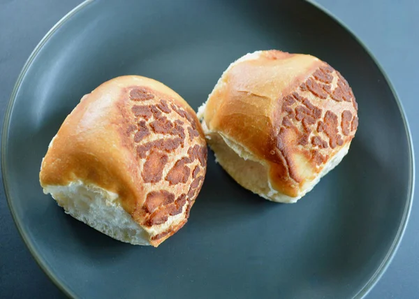 Frisch Gebackene Tigerbrötchen Auf Einem Teller — Stockfoto