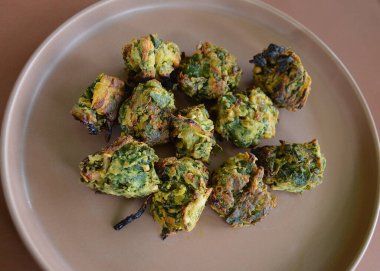 Tabakta ıspanak pakora
