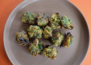 Tabakta ıspanak pakora