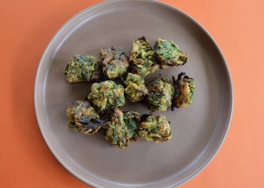 Tabakta ıspanak pakora