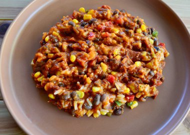 Tortilla 'sız bir tabakta sığır burrito karışımı.