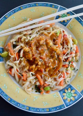 Pad Thai usulü tavuklu erişte.