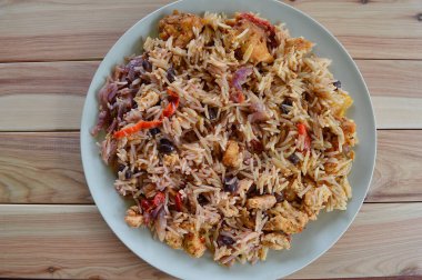 Sebzeli tavuk ve pilav.