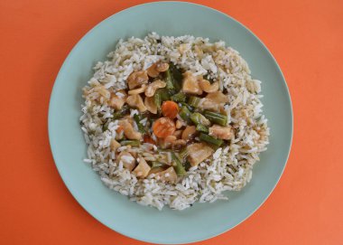 Sebzeli Çin tavuğu, kaju fıstığı ve pilav.