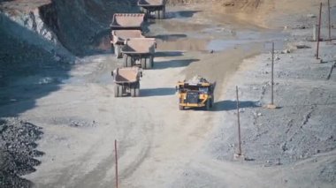 Rusya, Amur bölgesi, 7 Temmuz 2021. Taş ocağı, maden ocağı, altın madenciliği. Madenli bir Tırtıl kamyonu taş ocağından geliyor. Yaz.