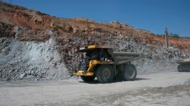 Rusya, Amur bölgesi, 7 Temmuz 2021. Taş ocağı, maden ocağı, altın madenciliği. Madenli bir Tırtıl kamyonu taş ocağından geliyor. Yaz.