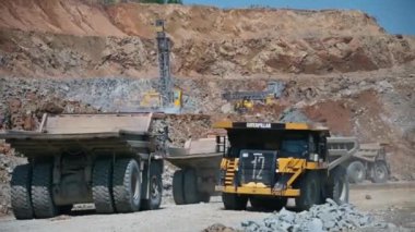 Rusya, Amur bölgesi, 7 Temmuz 2021. Taş ocağı, maden ocağı, altın madenciliği. Madenli bir Tırtıl kamyonu taş ocağından geliyor. Yaz.