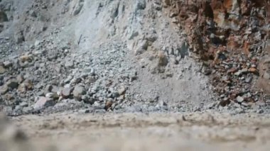 Rusya, Amur bölgesi, 7 Temmuz 2021. Taş ocağı, maden ocağı, altın madenciliği. Tırtıl kamyonu bir taş ocağında cevher yüklemek için yola çıkıyor. Yaz.