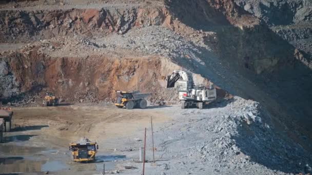 俄罗斯阿穆尔州2021年7月7日采石场 露天开采 金矿开采 矿石由Liebherr挖掘机从采石场装上卡特彼勒卡车 — 图库视频影像