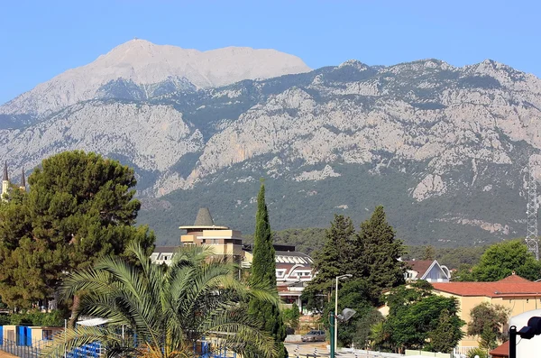 Dağı yakınlarında kasaba. — Stok fotoğraf